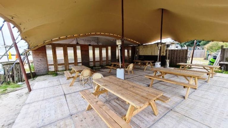 Maatwerk geschakelde stretchtent bij strandpaviljoen Oranje Buiten in de haven van Hoorn - Windcirkeltenten