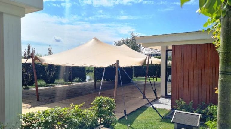 Grote stretchtent huren met houten vlondervloer voor een bruiloft in de achtertuin in Wervershoof - Windcirkeltenten