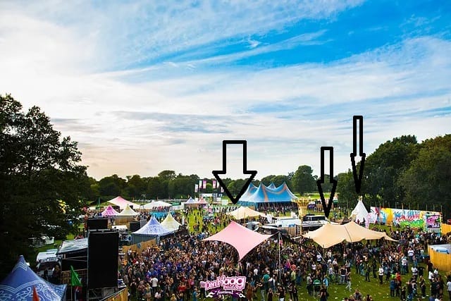 Grote stretchtenten van Windcirkeltenten op een vol festivalterrein tijdens Outdoor Den Haag - Festivalverhuur