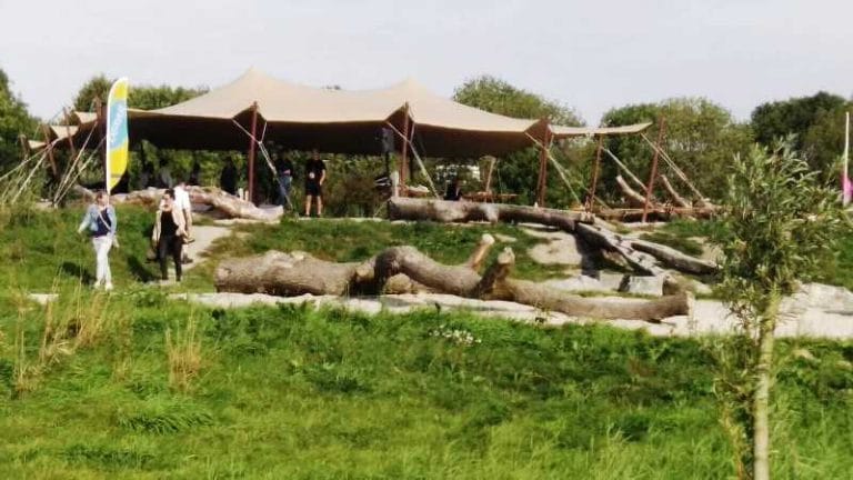 Zandkleurige stretchtent voor evenement van Natuurmonumenten in het 't Gooi.